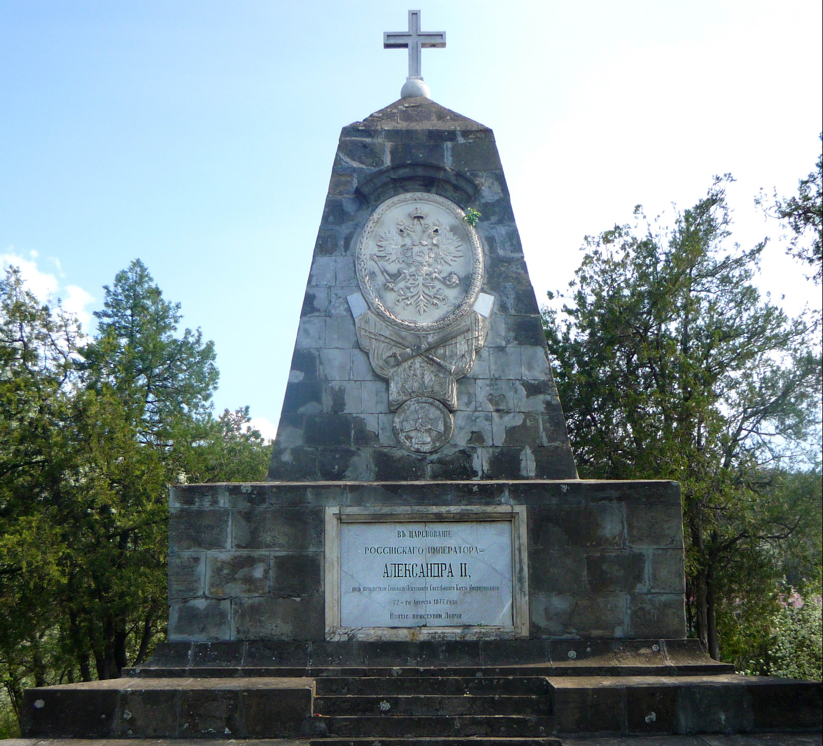Белый памятник русским солдатам 